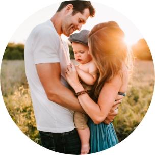Mutter und Vater halten ein Baby