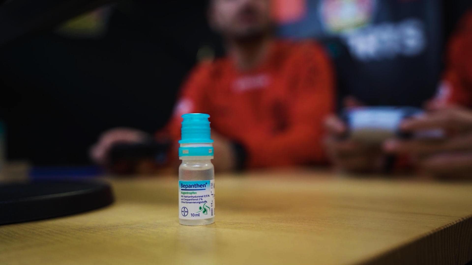 Bepanthen Augentropfen bieten effektive Hilfe durch die sanfte Stabilisierung des Tränenfilms für beruhigte Augen und eine klare Sicht.